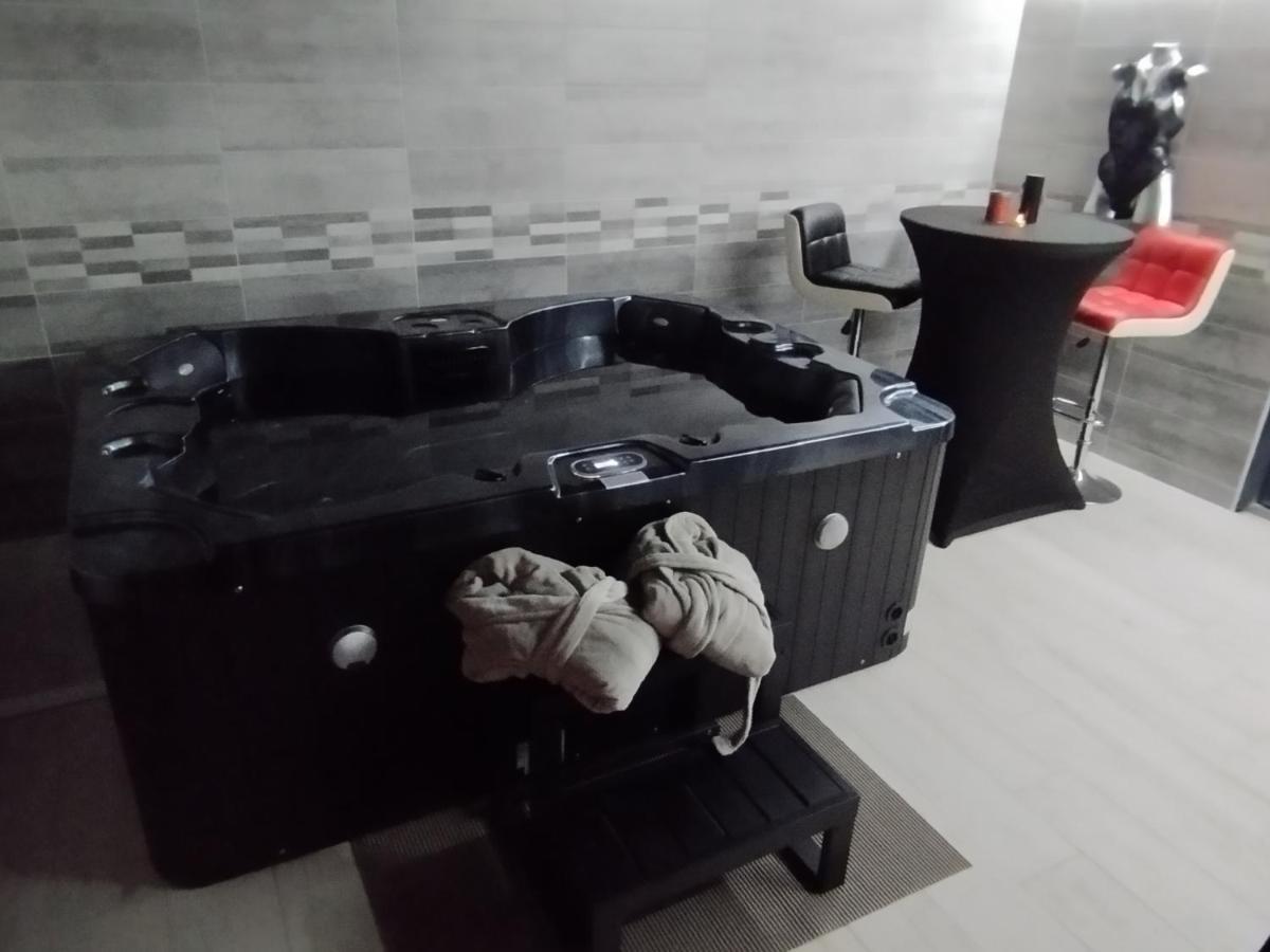 Why Not Hotel Ledignan Bagian luar foto
